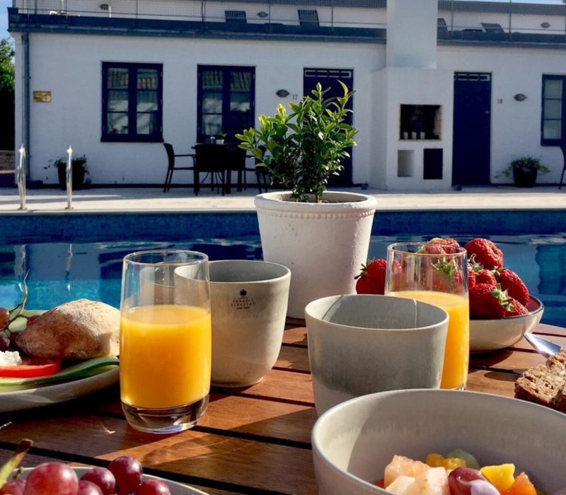 Frukost vid poolen på hotell Gässlingen